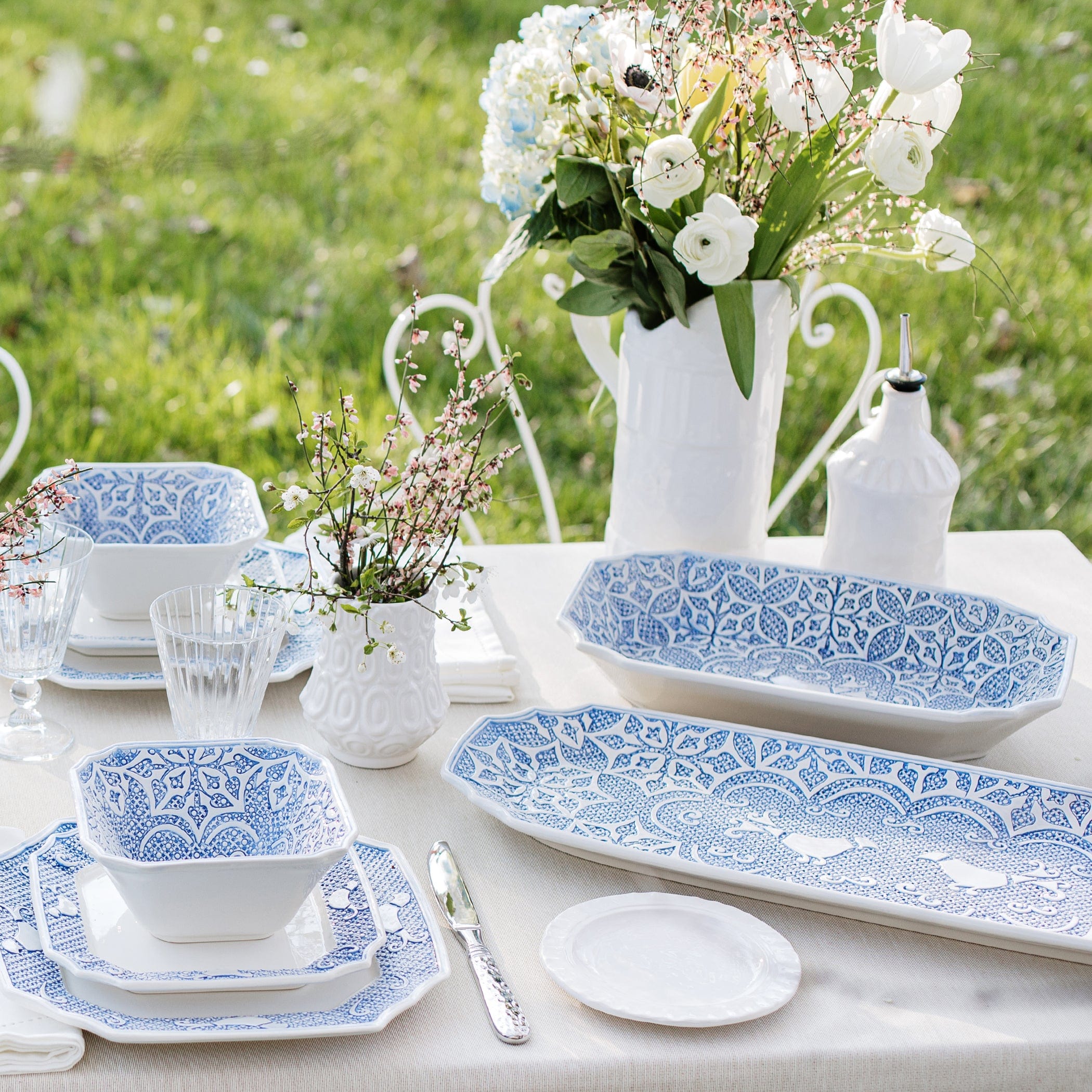 Regency☆ギブレガラス＆アレキサンドライト☆ブルー＆ホワイトブローチ Regency☆ギブレガラス＆アレキサンドライト☆ブルー＆ホワイトブローチ